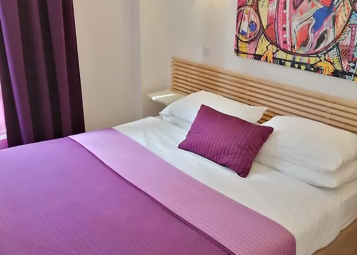 Отель Brit Colbert